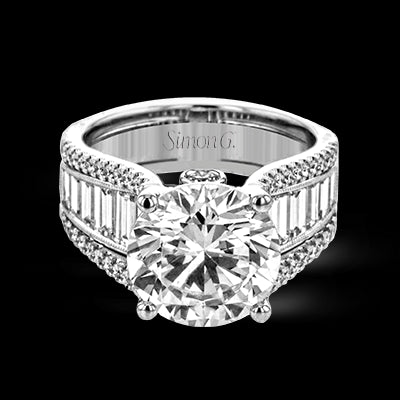 Engagement Ring in 18k Gold with Diamonds