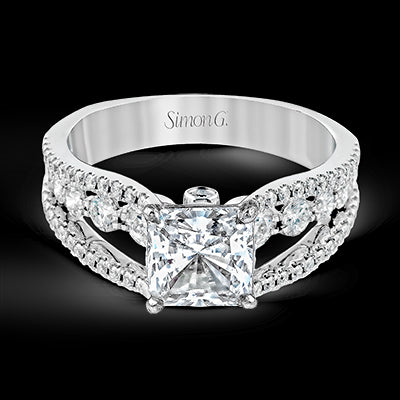 Engagement Ring in 18k Gold with Diamonds