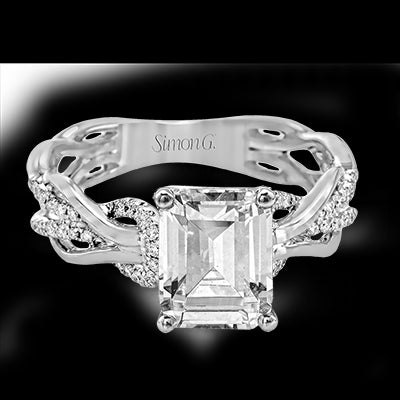 Engagement Ring in 18k Gold with Diamonds